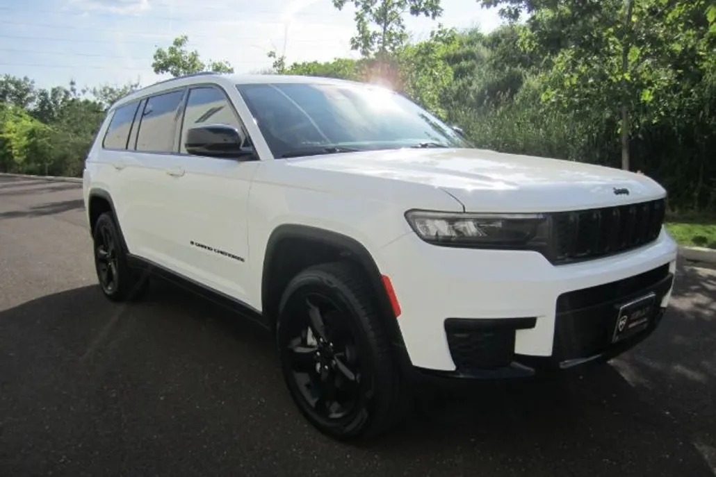 2022 Jeep Grand Cherokee Altitude photo 1