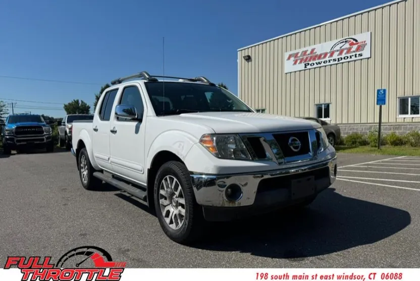 2011 Nissan Frontier Crew Cab SL photo 1