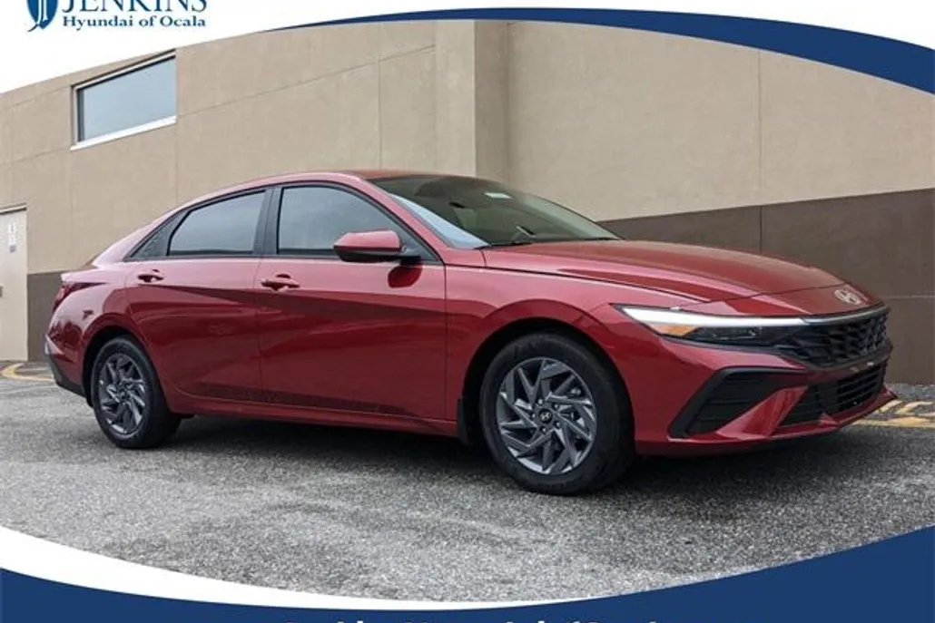 2025 Hyundai Elantra SEL Sport photo 1