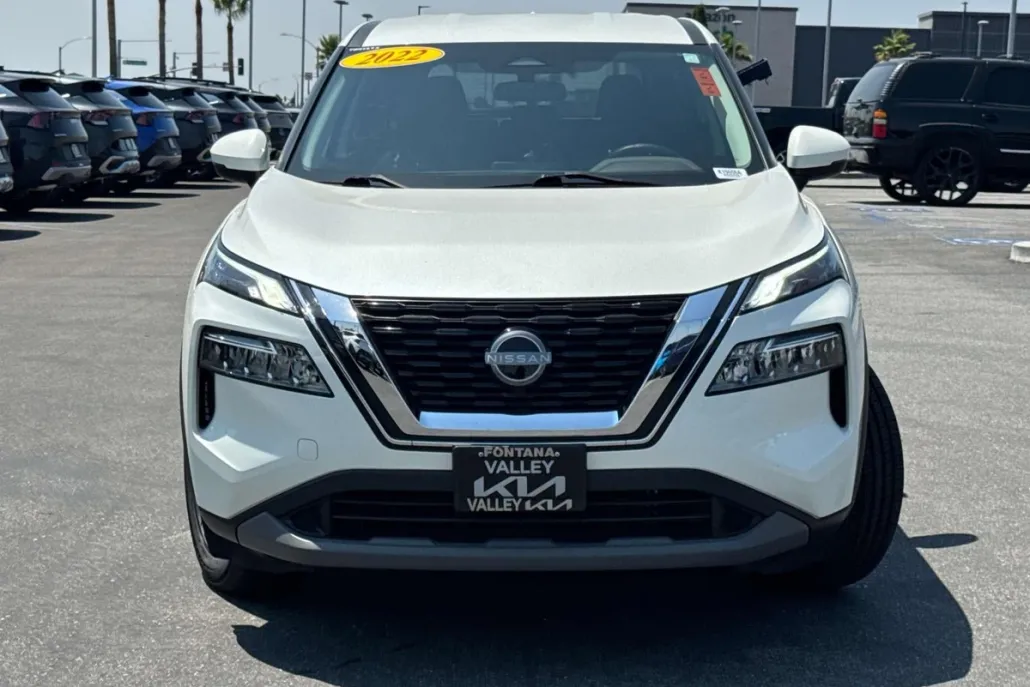 2022 Nissan Rogue SV photo 1