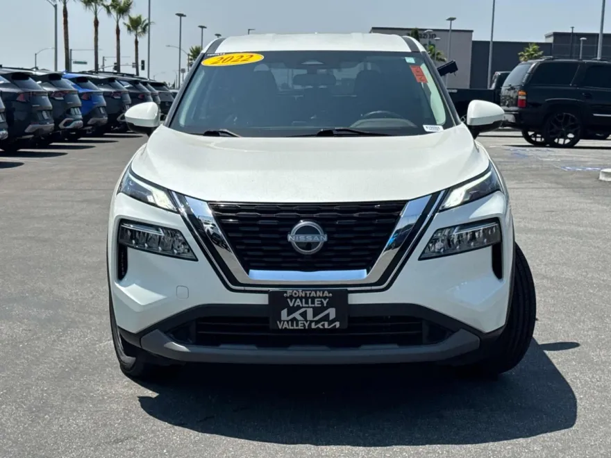 2022 Nissan Rogue SV photo 1