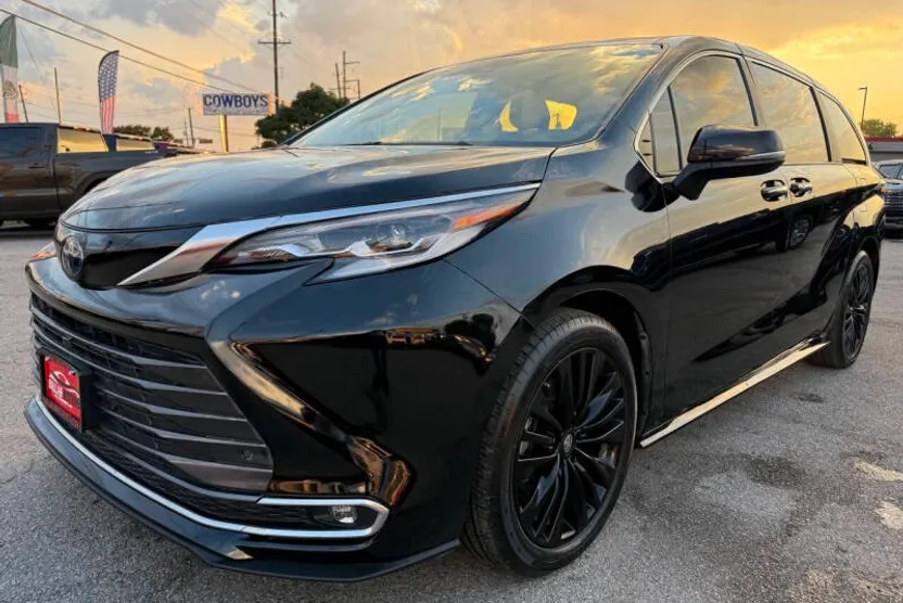 2022 Toyota Sienna Platinum photo 1