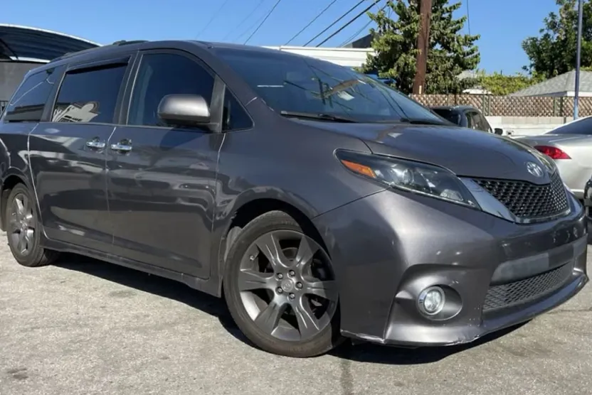 2015 Toyota Sienna SE photo 1