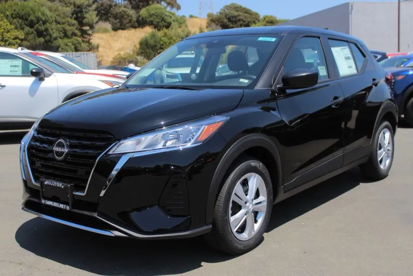 2025 Nissan Kicks Play S photo 1