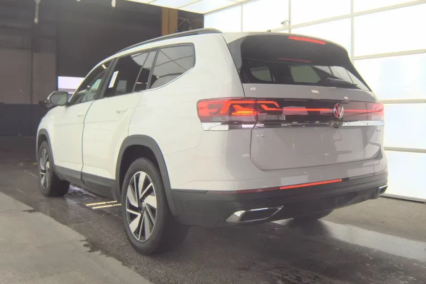 2025 Volkswagen Atlas SE photo 1