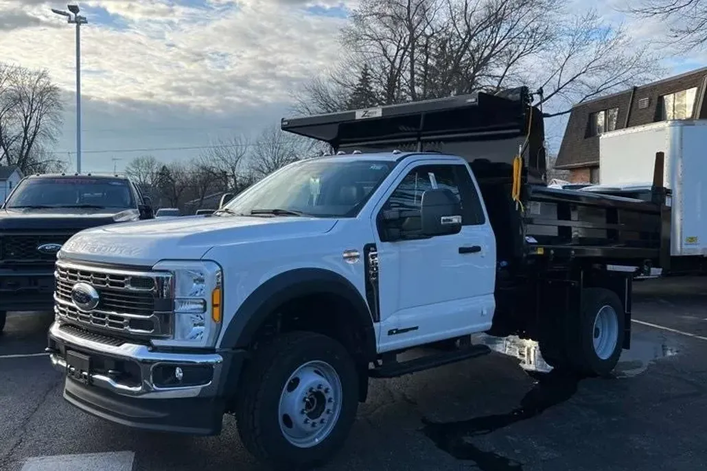 2023 Ford F-600 photo 1