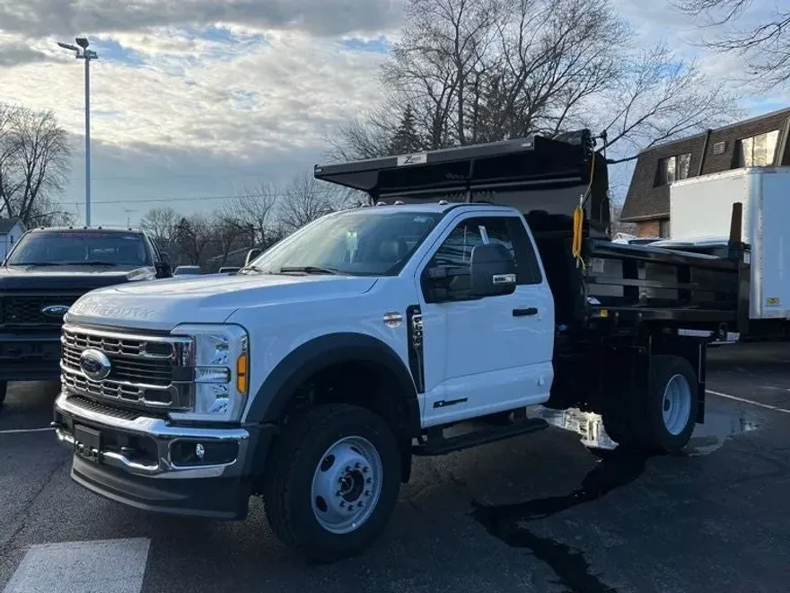 2023 Ford F-600 photo 1