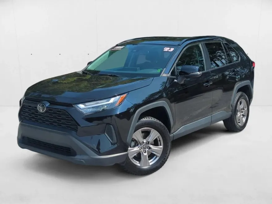 2023 Toyota RAV4 XLE photo 1