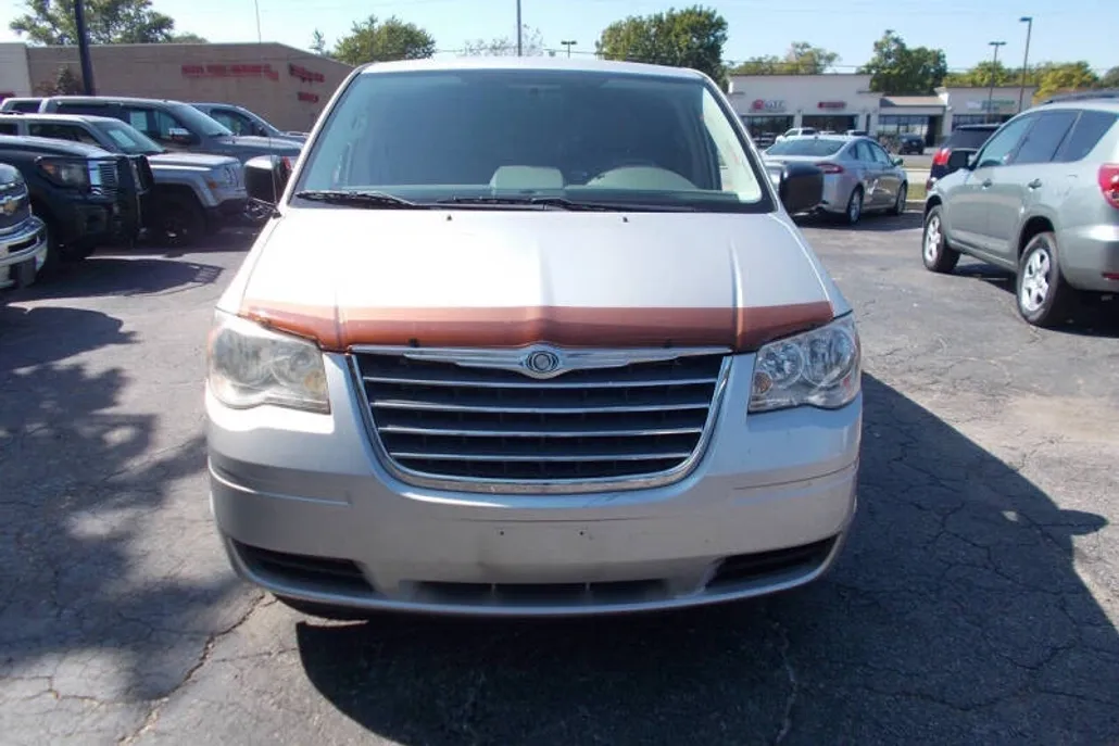 2010 Chrysler Town & Country LX photo 1