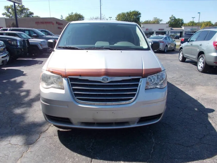 2010 Chrysler Town & Country LX photo 1
