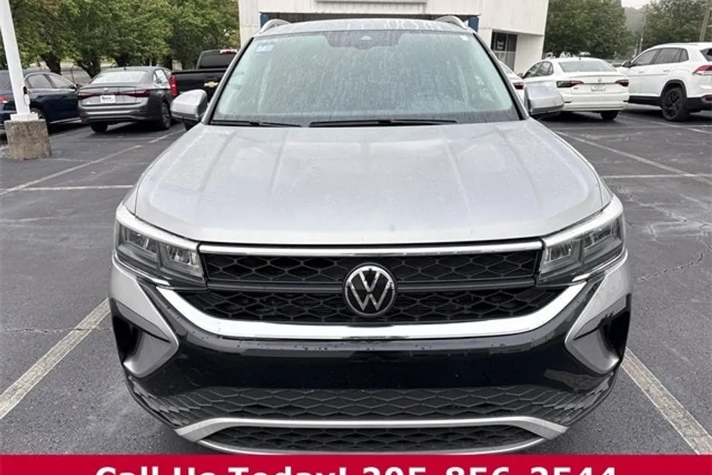 2024 Volkswagen Taos SE photo 1