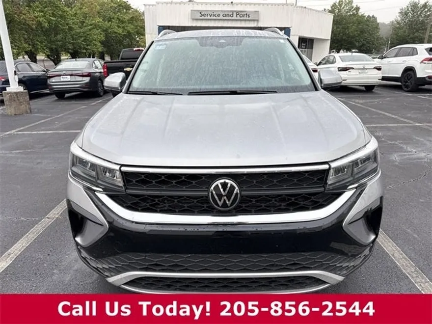 2024 Volkswagen Taos SE photo 1