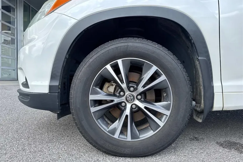 2016 Toyota Highlander XLE photo 1