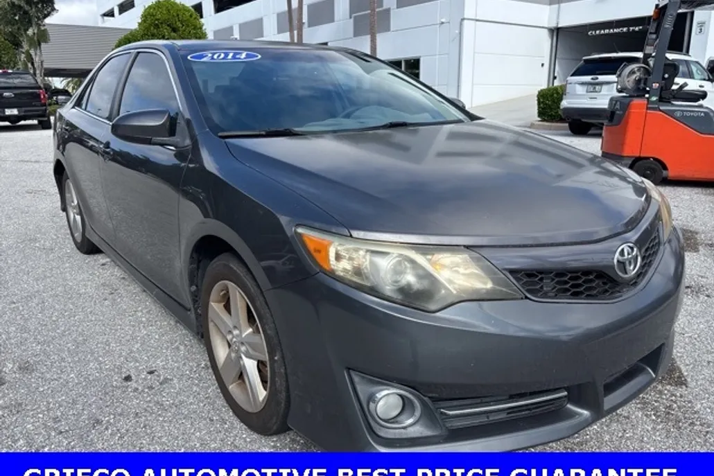 2014 Toyota Camry SE photo 1