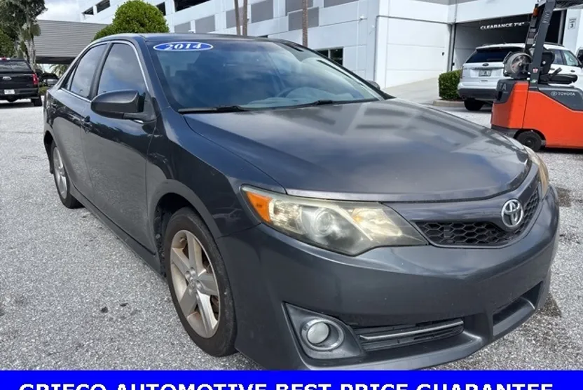 2014 Toyota Camry SE photo 1