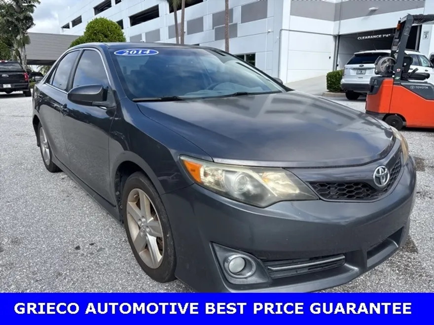 2014 Toyota Camry SE photo 1