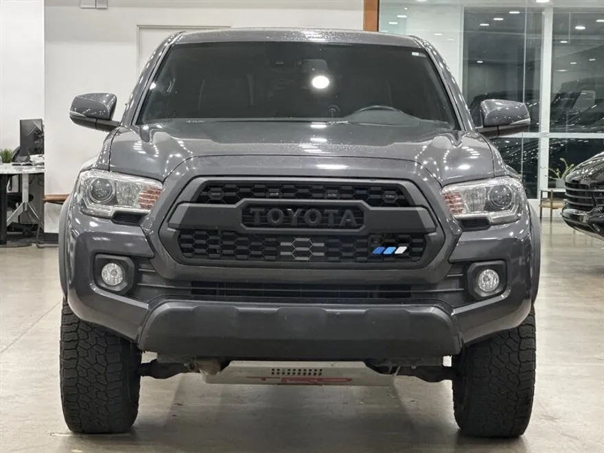 2020 Toyota Tacoma TRD Off-Road photo 1