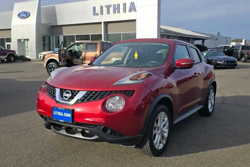 2015 Nissan Juke SV photo 1