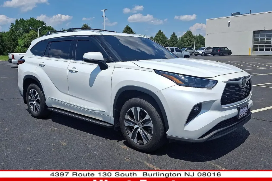2022 Toyota Highlander XLE photo 1