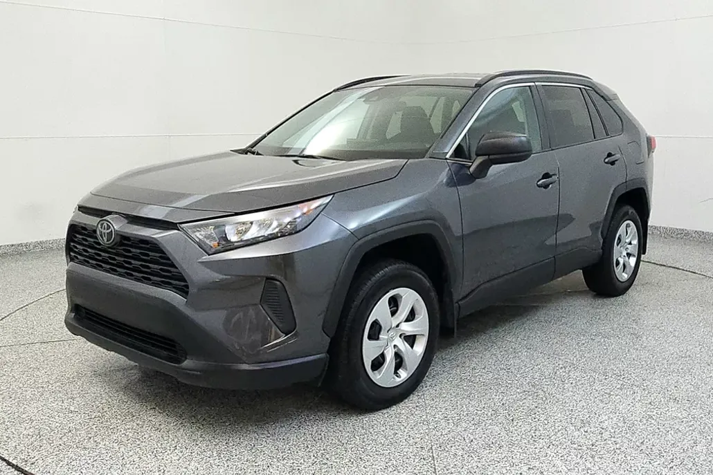 2020 Toyota RAV4 LE photo 1