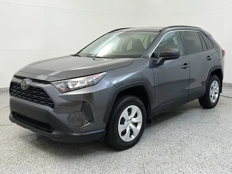 2020 Toyota RAV4 LE photo 1