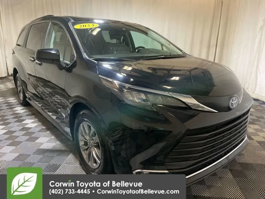 2024 Toyota Sienna XLE photo 1