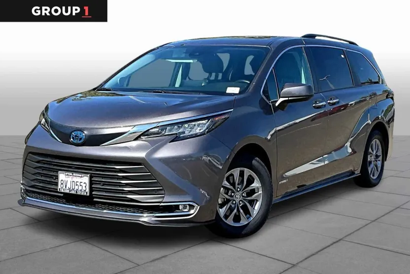 2021 Toyota Sienna XLE photo 1
