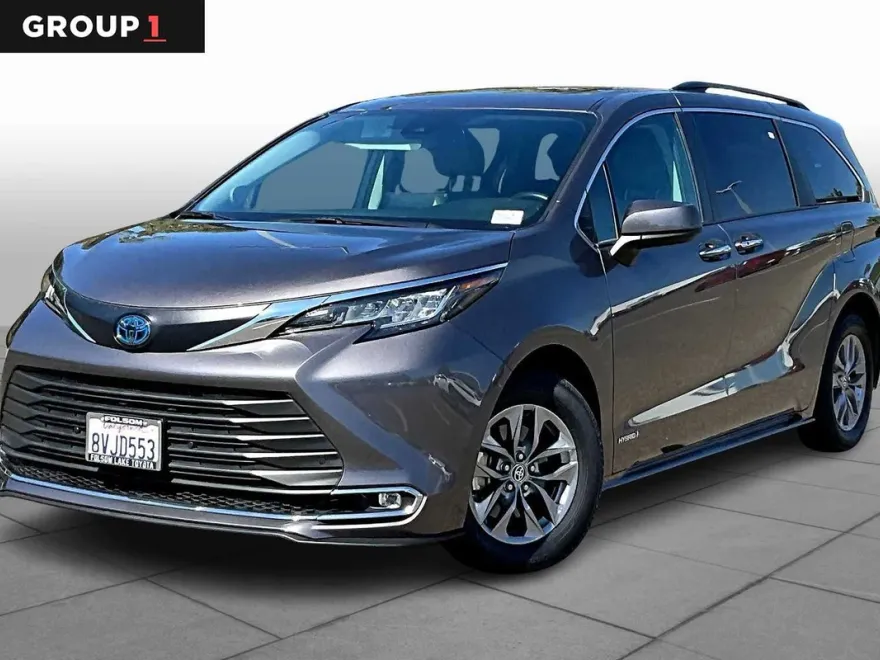 2021 Toyota Sienna XLE photo 1