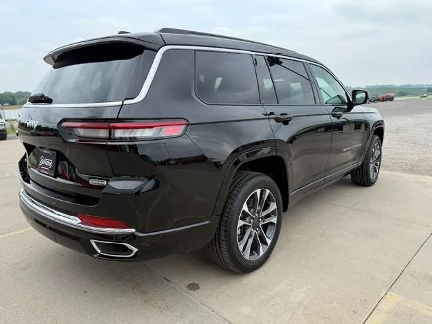 2025 Jeep Grand Cherokee Overland photo 5