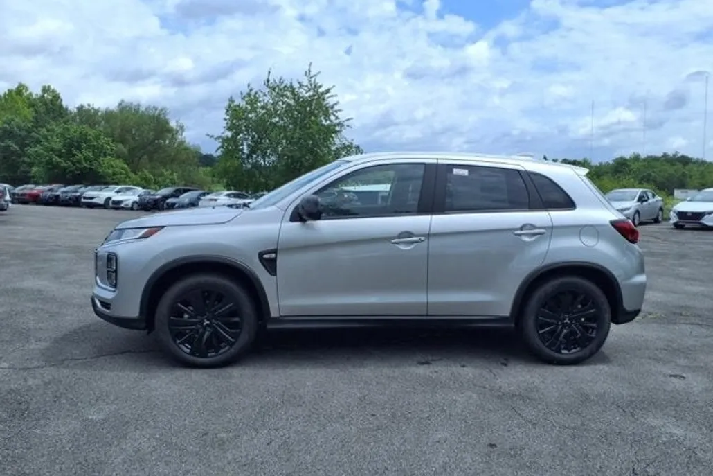 2025 Mitsubishi Eclipse Cross LE photo 1