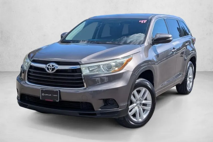 2015 Toyota Highlander LE photo 1