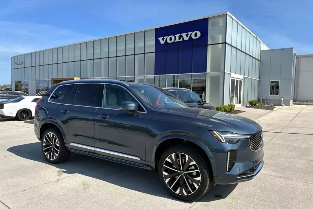 2025 Volvo XC90 B5 Plus photo 1