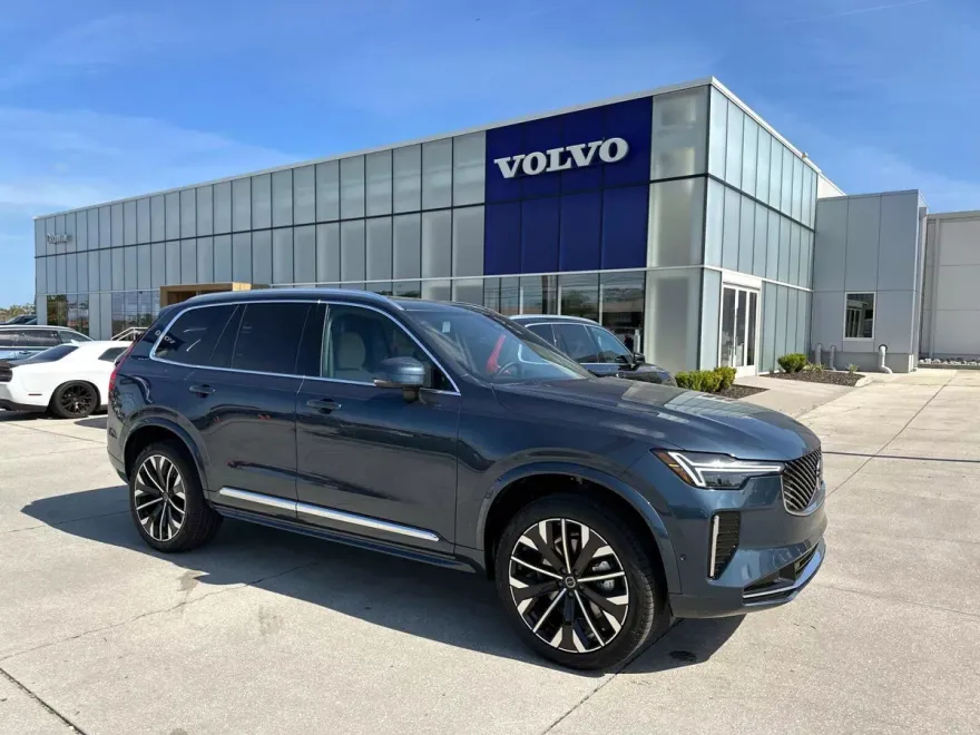 2025 Volvo XC90 B5 Plus photo 1