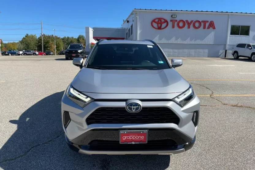 2024 Toyota RAV4 Hybrid SE photo 1