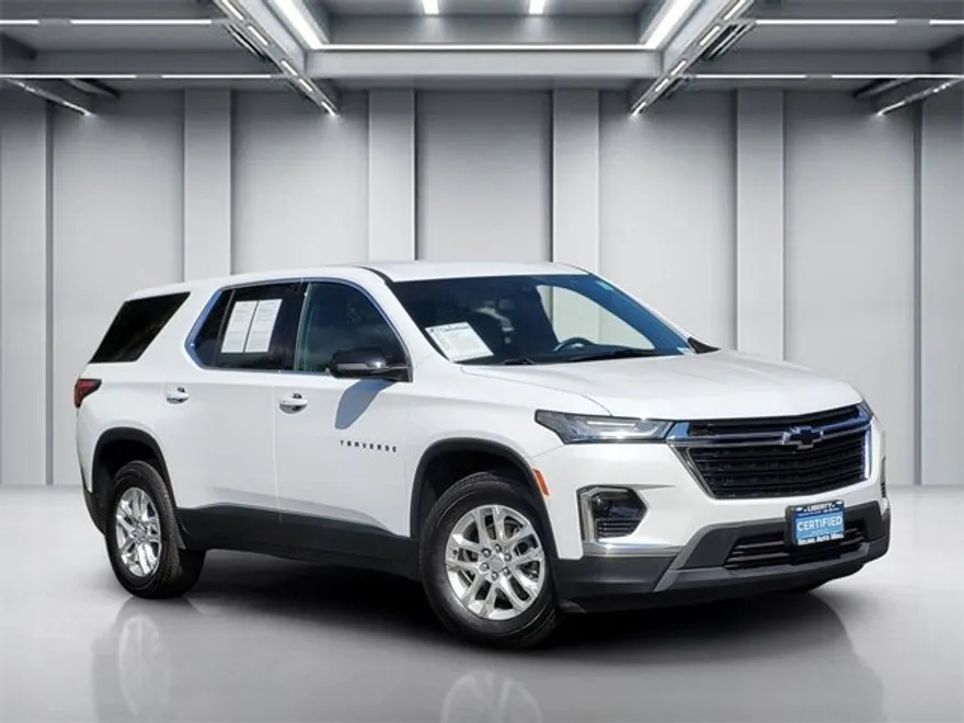2022 Chevrolet Traverse LS photo 1