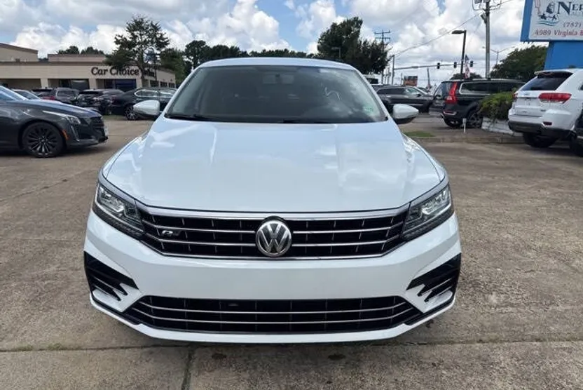 2017 Volkswagen Passat R-Line photo 1