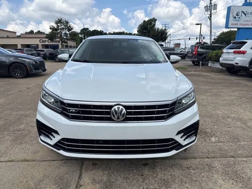 2017 Volkswagen Passat R-Line photo 1