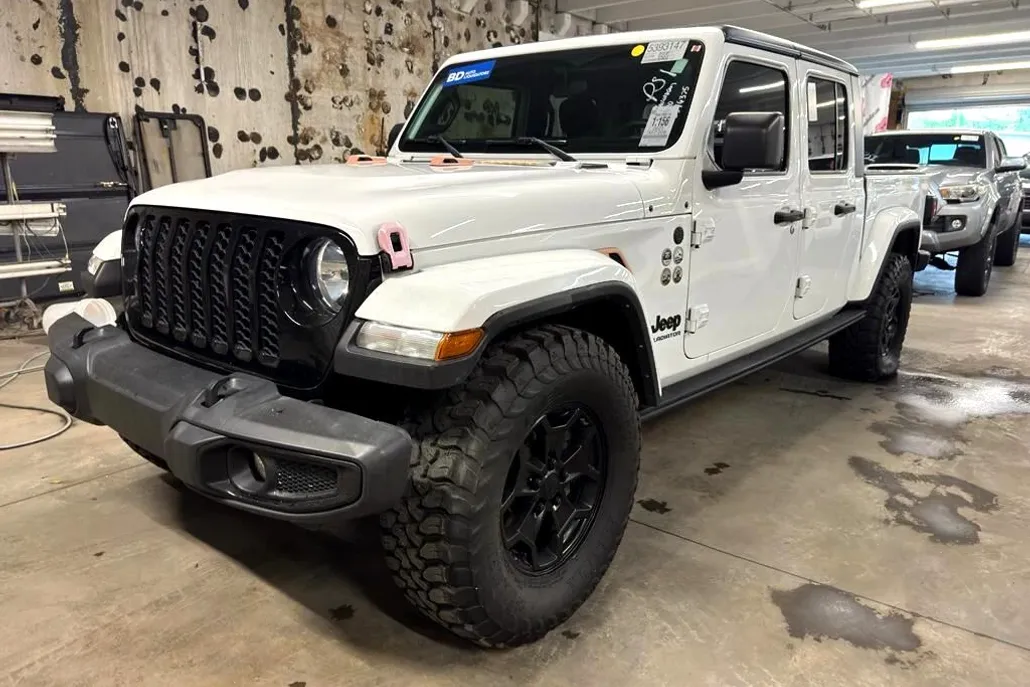 2021 Jeep Gladiator Willys Sport photo 1