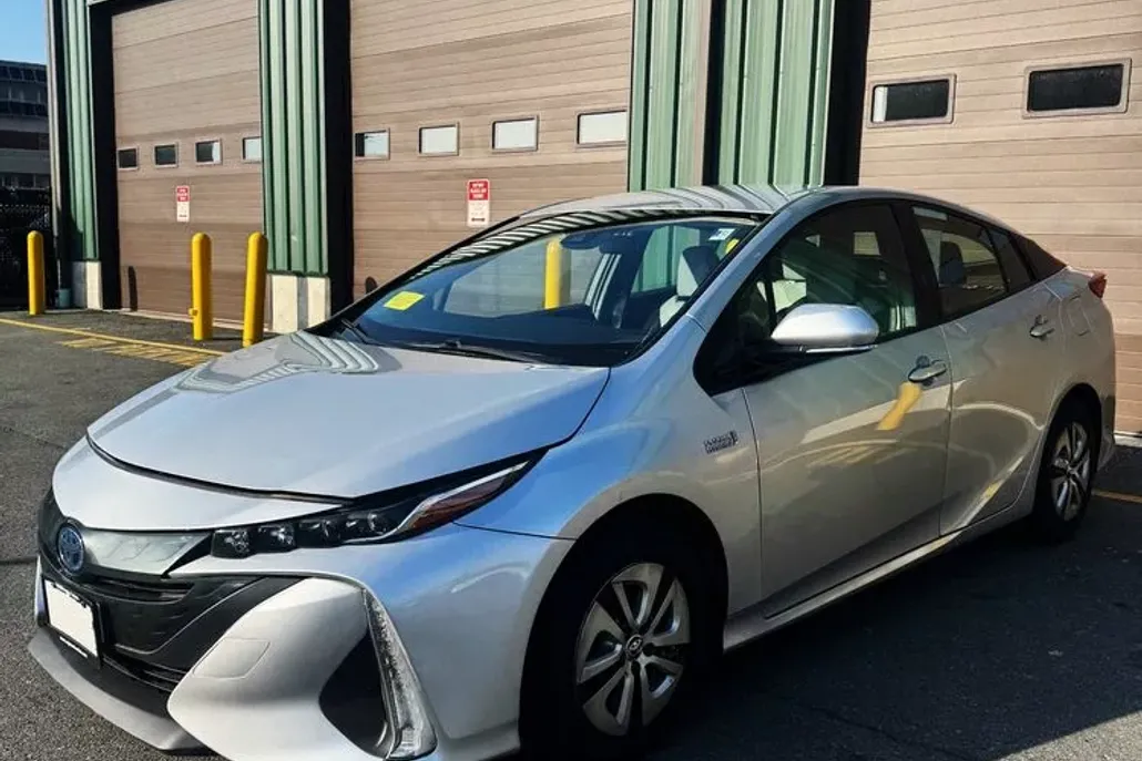 2017 Toyota Prius Prime Plus photo 1