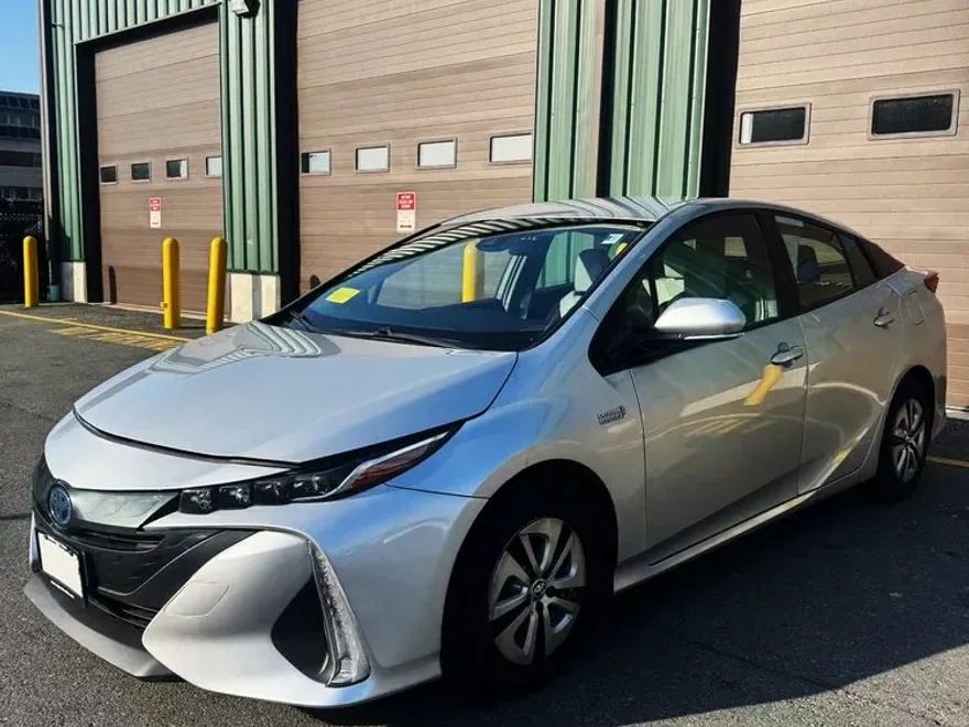 2017 Toyota Prius Prime Plus photo 1
