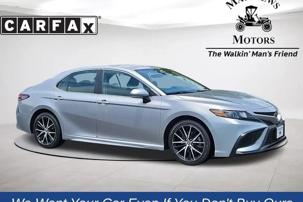 2022 Toyota Camry SE photo 1