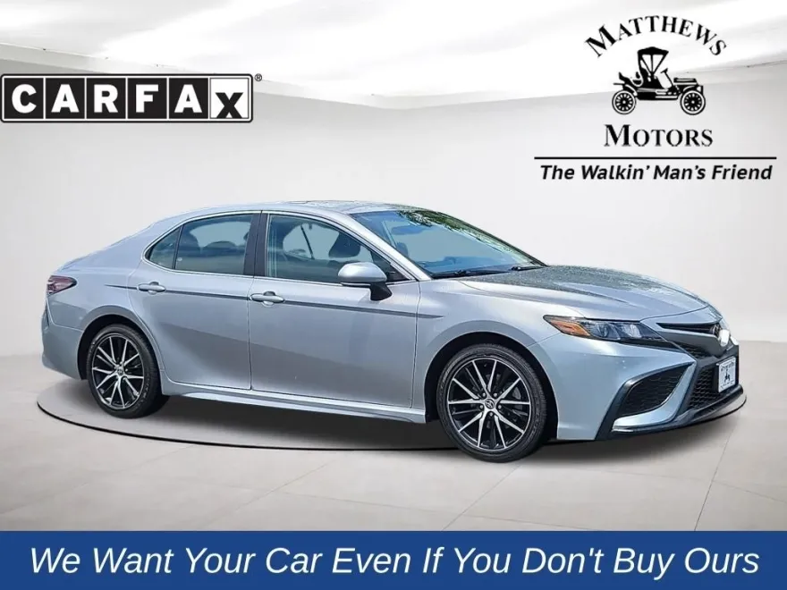 2022 Toyota Camry SE photo 1
