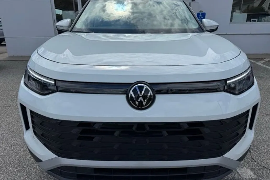 2025 Volkswagen Tiguan SE photo 1