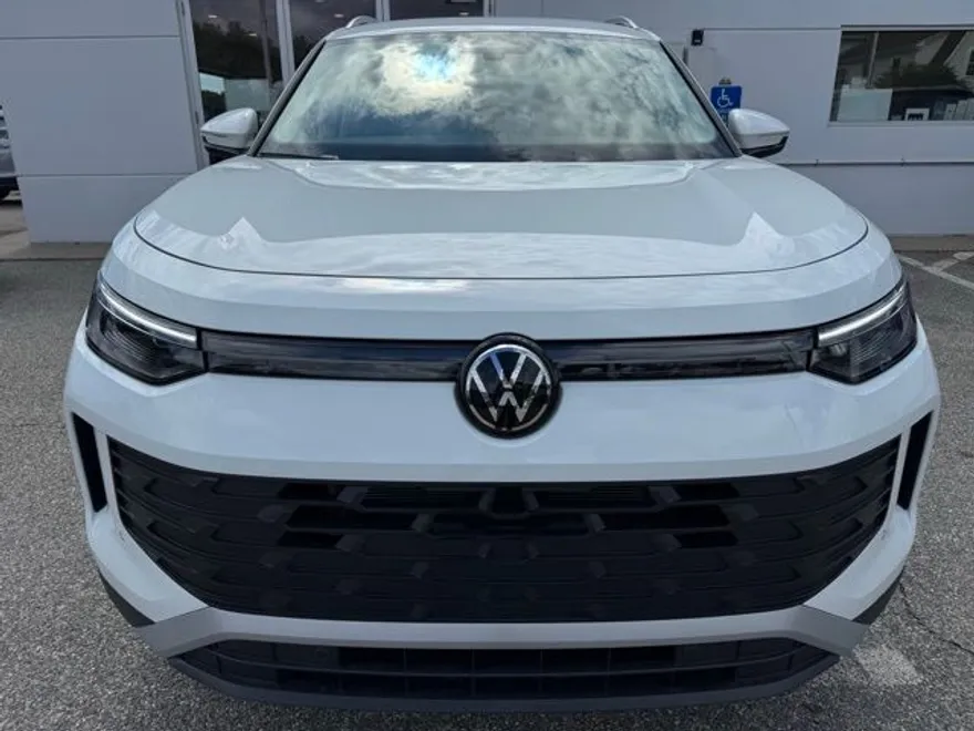 2025 Volkswagen Tiguan SE photo 1