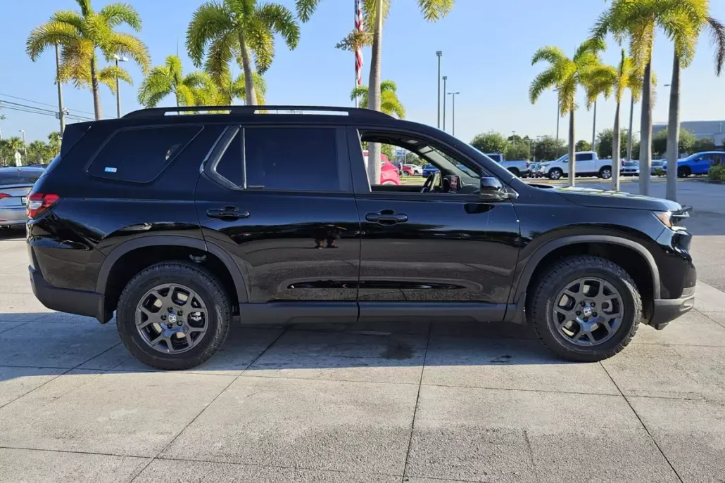 2025 Honda Pilot TrailSport photo 1