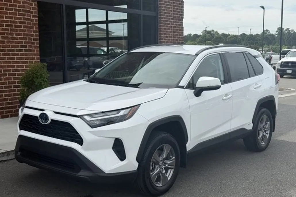 2024 Toyota RAV4 Hybrid XLE photo 1