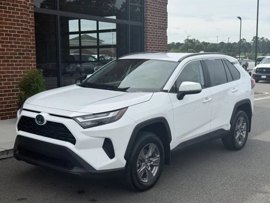 2024 Toyota RAV4 Hybrid XLE photo 1
