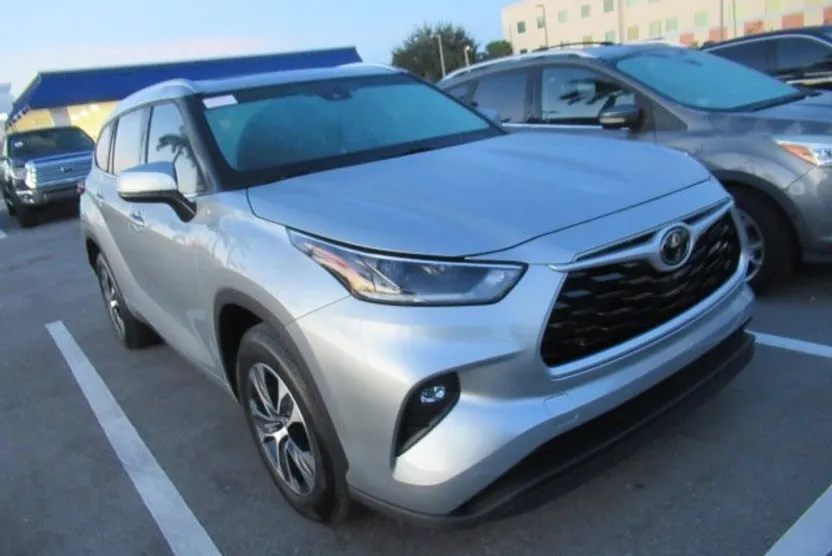 2021 Toyota Highlander XLE photo 1
