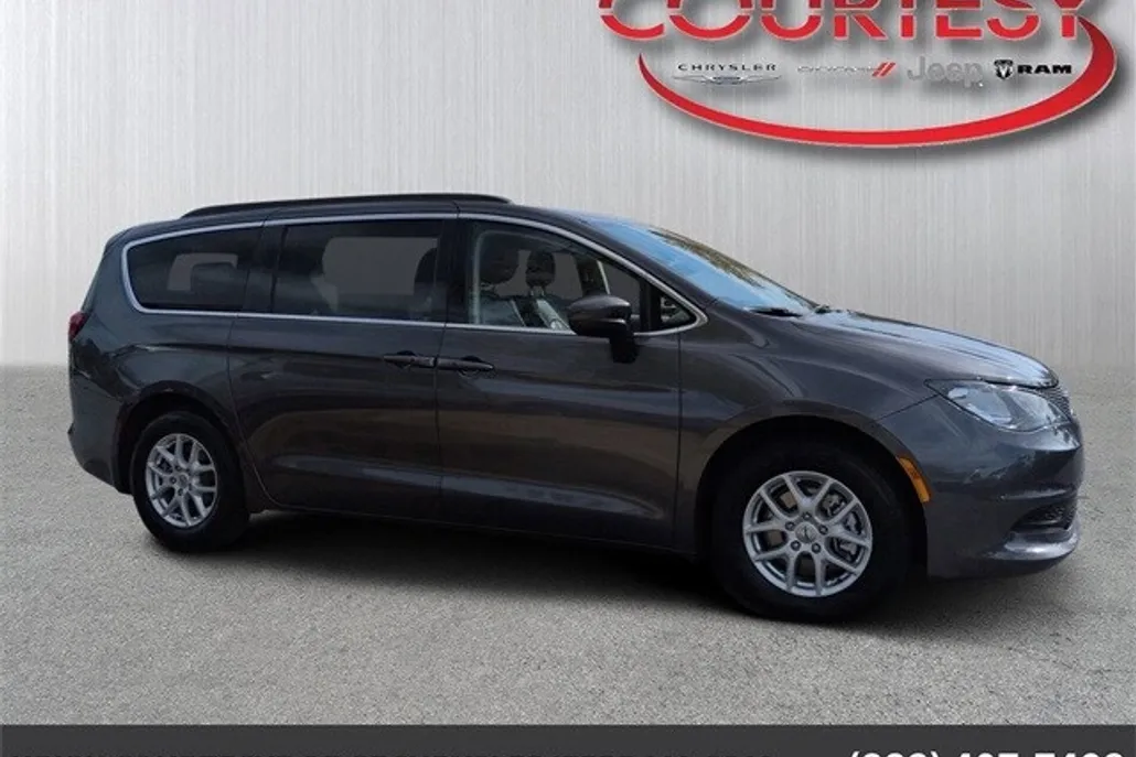 2021 Chrysler Voyager LXi photo 1