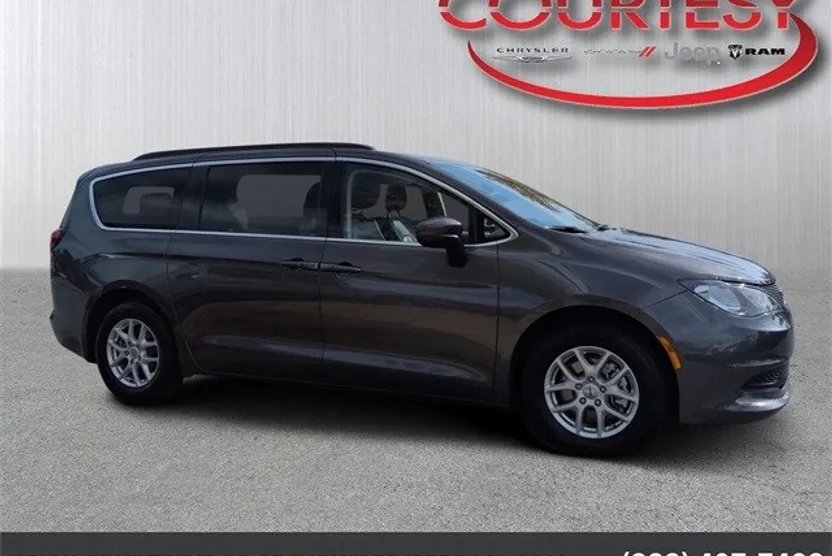 2021 Chrysler Voyager LXi photo 1